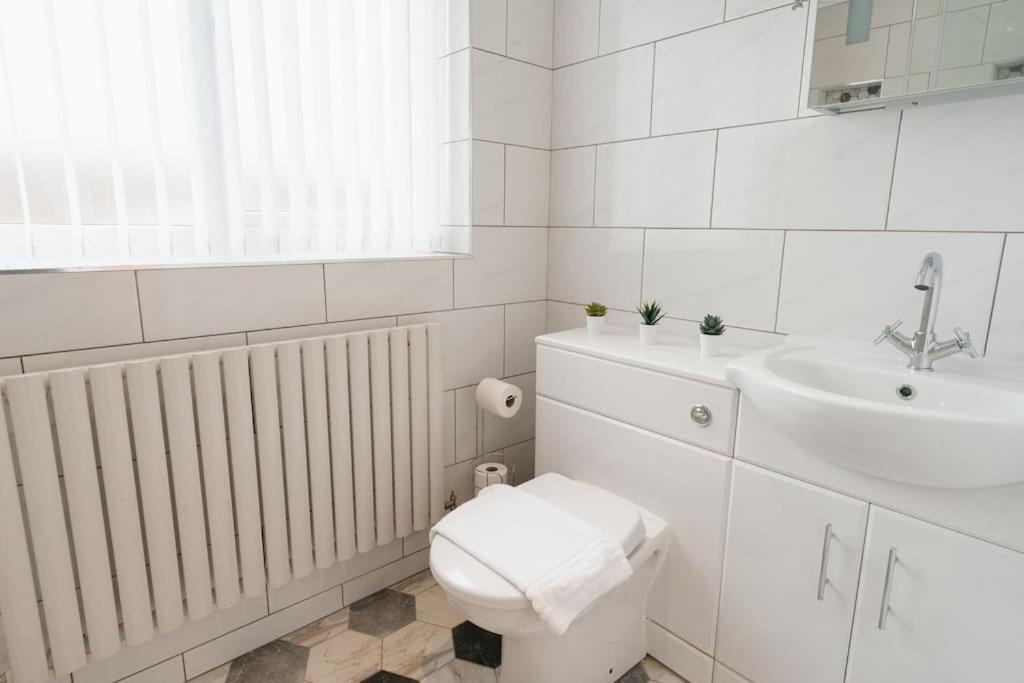 Prenton House, 3Br Close To Liverpool Birkenhead Exteriér fotografie