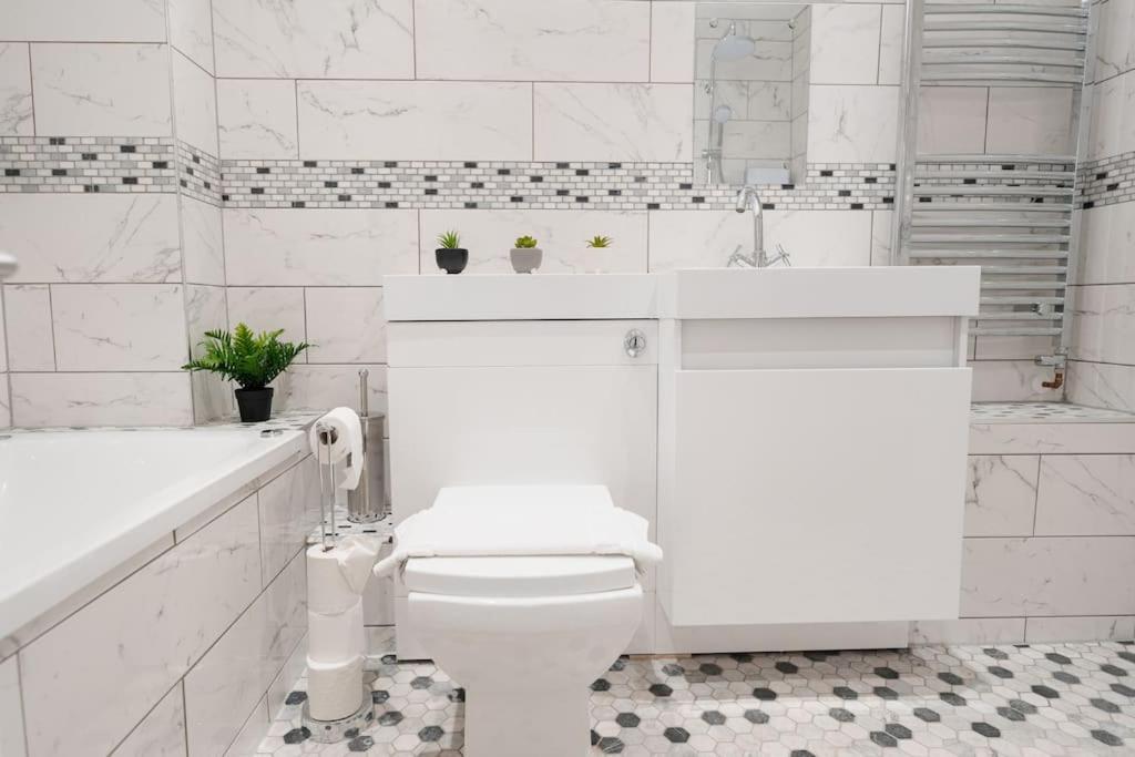 Prenton House, 3Br Close To Liverpool Birkenhead Exteriér fotografie